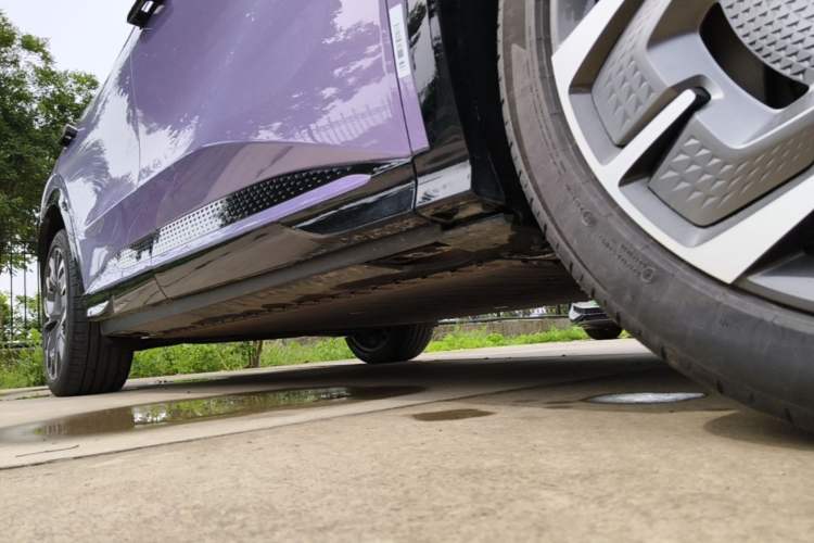Used Hongqi Tiangong 08 2025 680 Ultra Four-Wheel-Drive Version Right Side Sill