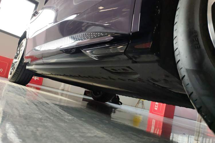 Used Hongqi Tiangong 08 2025 680 Ultra Four-Wheel-Drive Version Right Side Sill