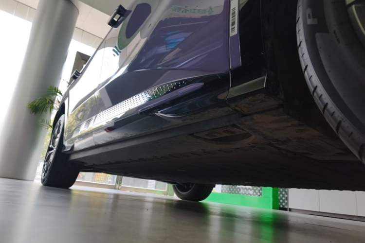 Used Hongqi Tiangong 08 2025 680 Ultra Four-Wheel-Drive Version Right Side Sill
