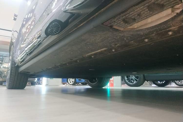 Used Hongqi Tiangong 08 2025 680 Ultra Four-Wheel-Drive Version Right Side Sill