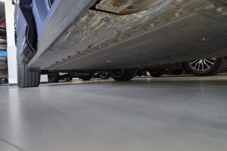 Used Hongqi Tiangong 08 2025 680 Ultra Four-Wheel-Drive Version Right Side Sill