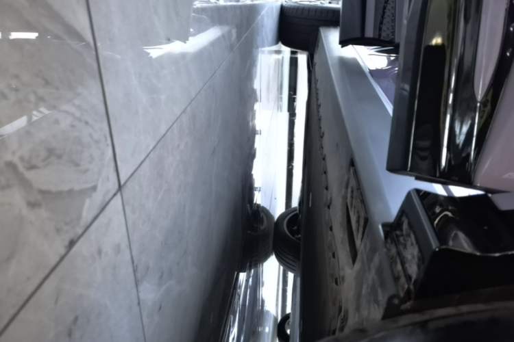 Used Hongqi Tiangong 08 2025 680 Ultra Four-Wheel-Drive Version Right Side Sill