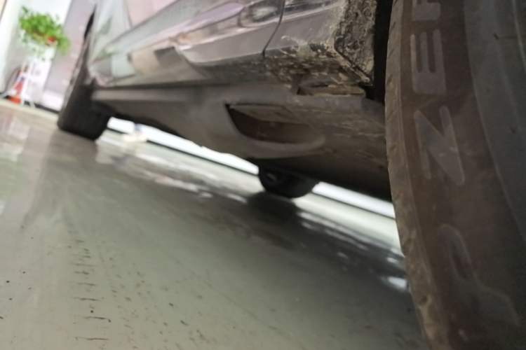 Used Hongqi Tiangong 08 2025 680 Ultra Four-Wheel-Drive Version Right Side Sill