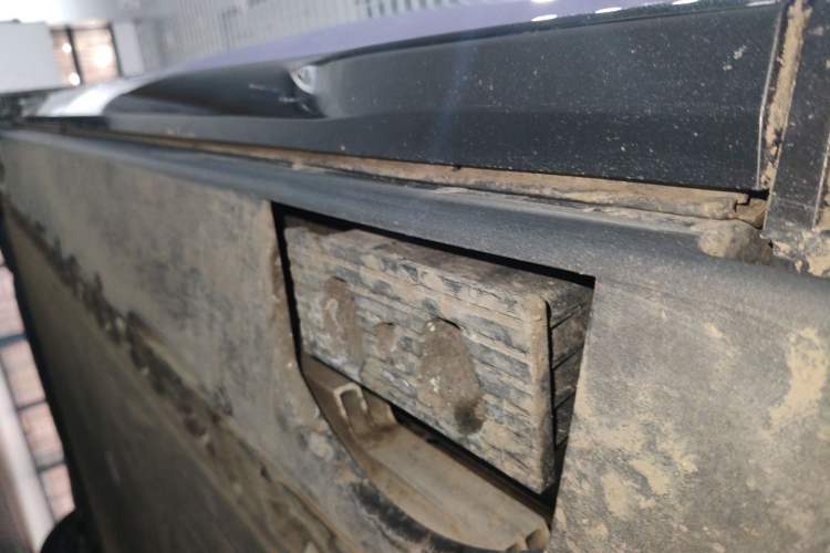 Used Hongqi Tiangong 08 2025 680 Ultra Four-Wheel-Drive Version Right Side Sill
