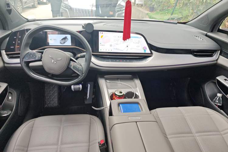 Used Hongqi Tiangong 08 2025 520 Max Rear-Drive Version Center Console