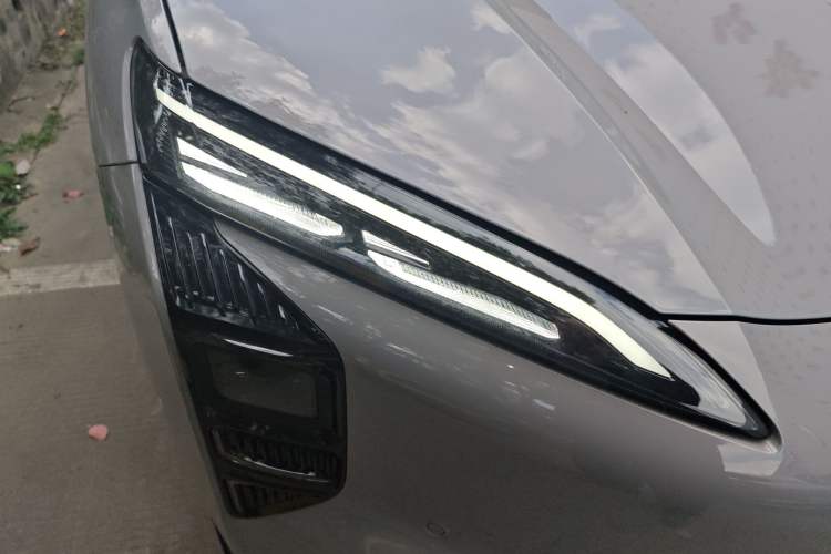 Used Hongqi Tiangong 08 2025 520 Max Rear-Drive Version Right Front Headlight