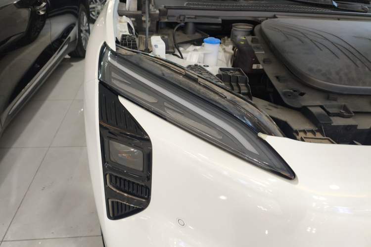 Used Hongqi Tiangong 08 2025 520 Max Rear-Drive Version Right Front Headlight