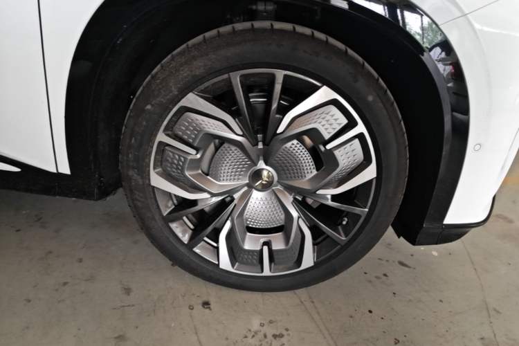 Used Hongqi Tiangong 08 2025 565 Ultra Four-Wheel Drive Version Right Front Wheel Hub