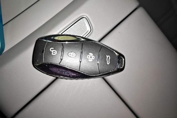 Used Hongqi Tiangong 08 2025 565 Ultra Four-Wheel Drive Version Vehicle Key