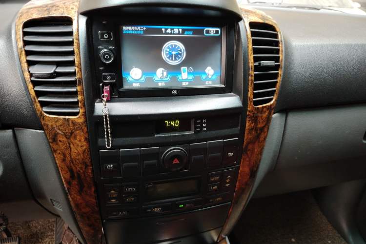 Used Huanghai Aolong CUV 2010 2.0L Two-Wheel-Drive DD6470 Standard Version Audio And AC Panel