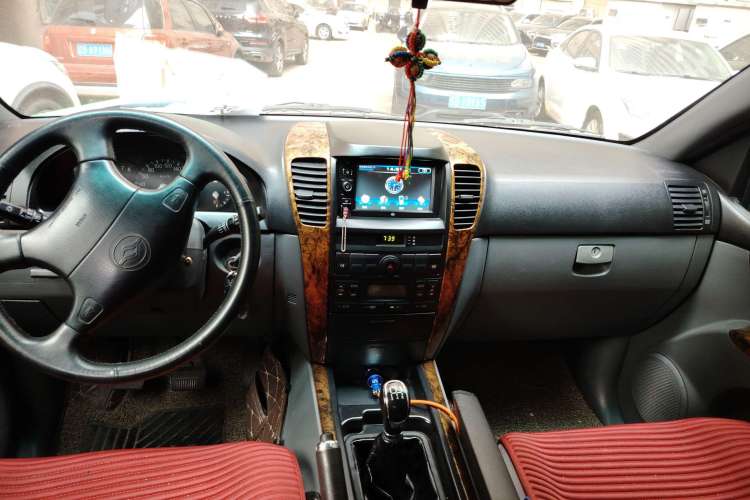 Used Huanghai Aolong CUV 2010 2.0L Two-Wheel-Drive DD6470 Standard Version Center Console