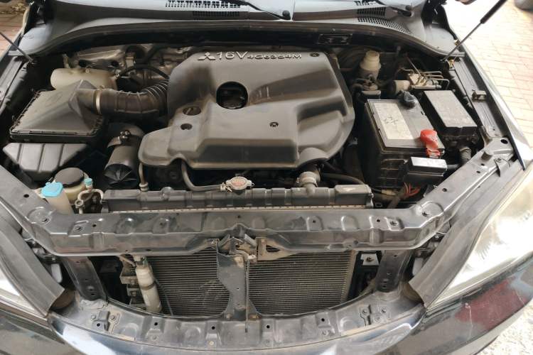 Used Huanghai Aolong CUV 2010 2.0L Two-Wheel-Drive DD6470 Standard Version Engine Bay