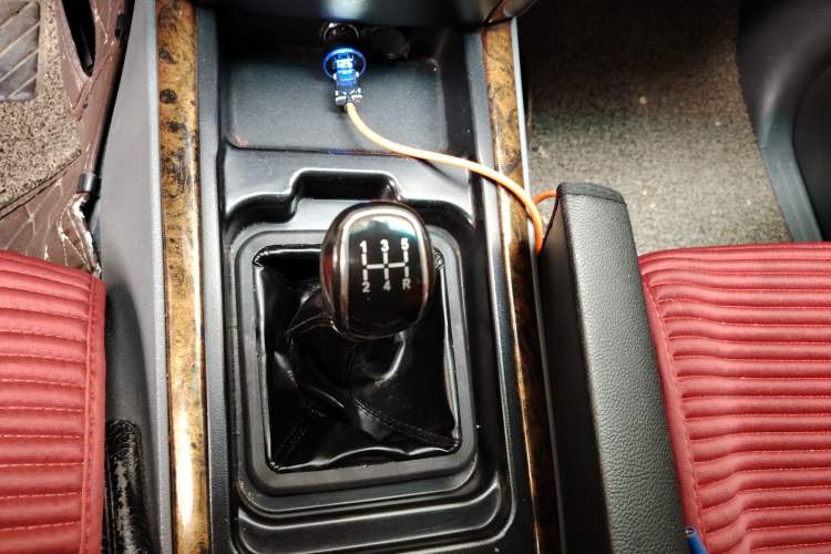 Used Huanghai Aolong CUV 2010 2.0L Two-Wheel-Drive DD6470 Standard Version Gear Lever