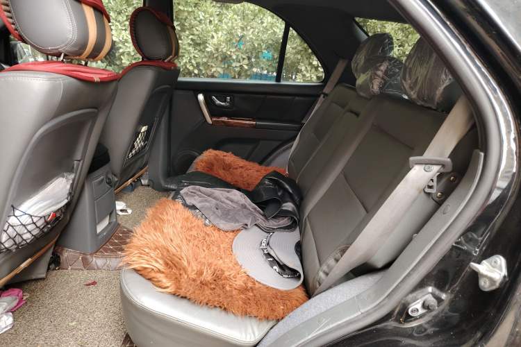 Used Huanghai Aolong CUV 2010 2.0L Two-Wheel-Drive DD6470 Standard Version Left Rear Seat