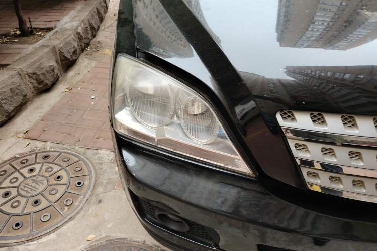 Used Huanghai Aolong CUV 2010 2.0L Two-Wheel-Drive DD6470 Standard Version Right Front Headlight
