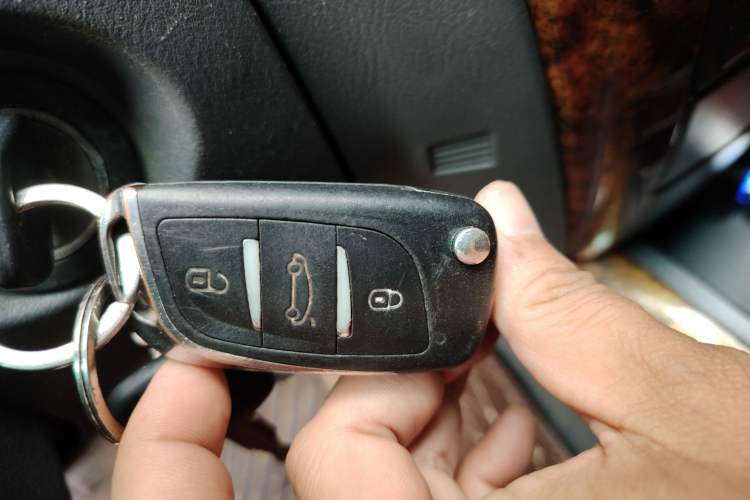 Used Huanghai Aolong CUV 2010 2.0L Two-Wheel-Drive DD6470 Standard Version Vehicle Key