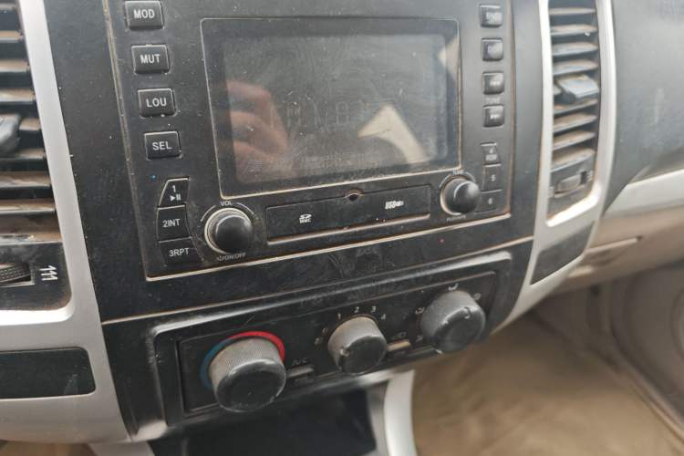 Used Huanghai Challenger SUV 2010 2.0L Two-Wheel Drive DD6490P Audio And AC Panel