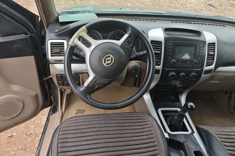 Used Huanghai Challenger SUV 2010 2.0L Two-Wheel Drive DD6490P Steering Wheel