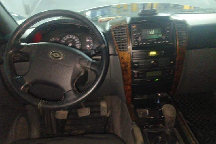 Used Huanghai Da Chaishen 2012 2.4L Supreme Edition Two-Wheel-Drive Standard Version 4G69S4N Center Console
