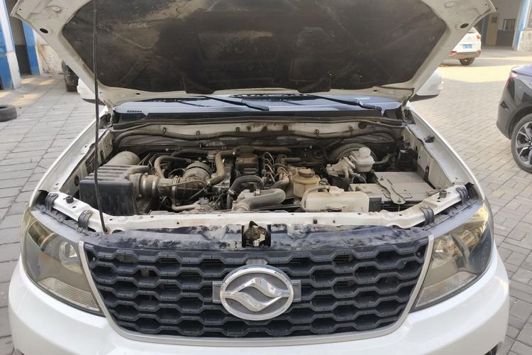 Used Huanghai Da Niu 2022 2.8T Pioneer Edition Manual Diesel 4x4 Value-Added Flatbed Cargo Box JE493ZLQ6H Engine Bay
