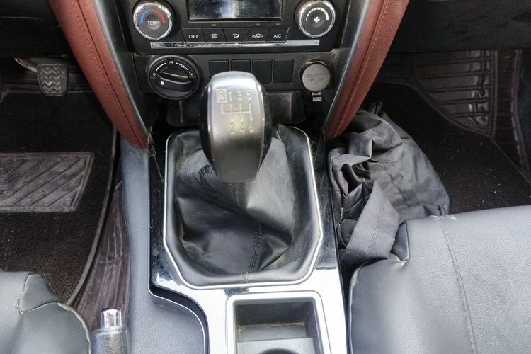 Used Huanghai Da Niu 2022 2.8T Pioneer Edition Manual Diesel 4x4 Value-Added Flatbed Cargo Box JE493ZLQ6H Gear Lever