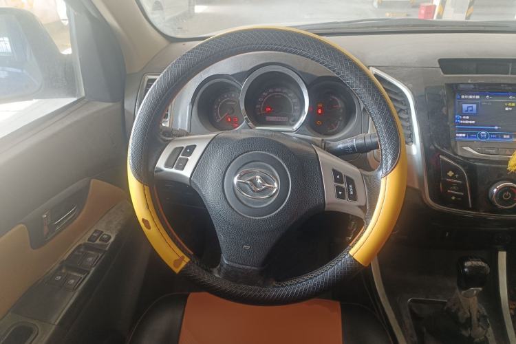 Used Huanghai Jiaolong 2015 2.8T Four-Wheel Drive Diesel Sport Edition JE493ZLQ4CB Steering Wheel
