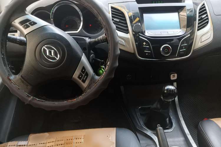 Used Huanghai Jiaolong 2015 2.8T Two-Wheel Drive Diesel Sport Edition JE493ZLQ4CB Center Console