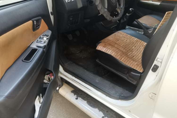 Used Huanghai Jiaolong 2015 2.8T Two-Wheel Drive Diesel Sport Edition JE493ZLQ4CB Driver Seat
