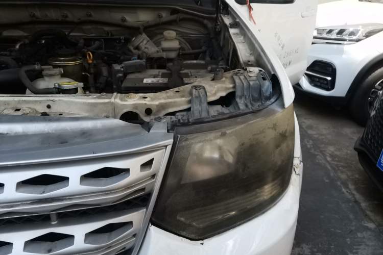 Used Huanghai Jiaolong 2015 2.8T Two-Wheel Drive Diesel Sport Edition JE493ZLQ4CB Engine Bay Left
