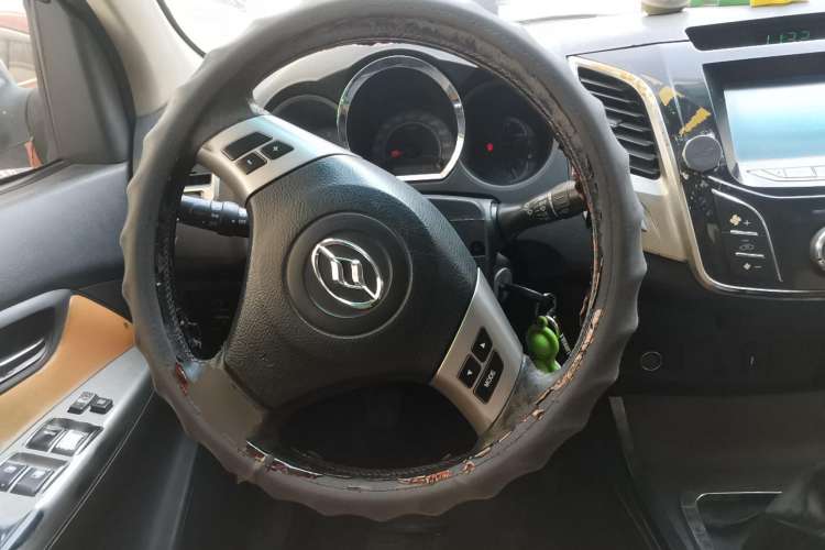 Used Huanghai Jiaolong 2015 2.8T Two-Wheel Drive Diesel Sport Edition JE493ZLQ4CB Steering Wheel