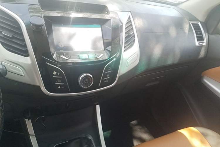 Used Huanghai Jiaolong 2015 2.8T Two-Wheel-Drive Diesel Supreme Edition JE493ZLQ4CB Audio And AC Panel