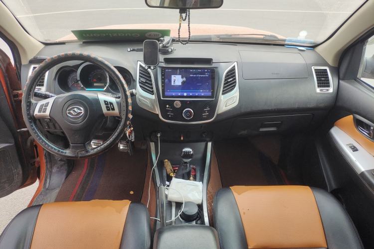 Used Huanghai Jiaolong 2015 2.4L Two-Wheel Drive Gasoline Sport Edition 4G69S4N Center Console