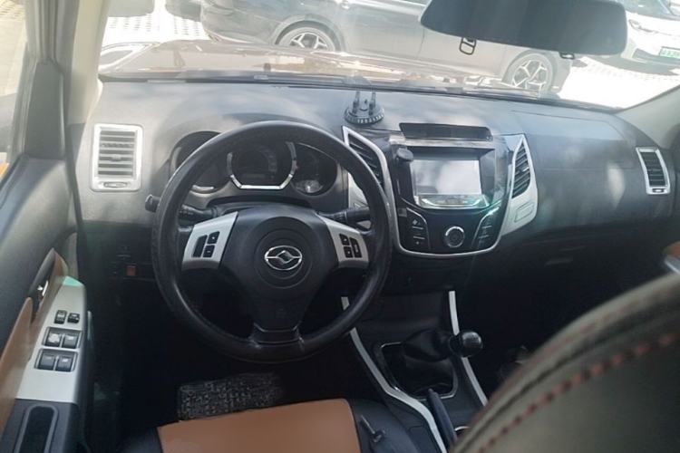 Used Huanghai Jiaolong 2015 2.8T Two-Wheel-Drive Diesel Supreme Edition JE493ZLQ4CB Center Console