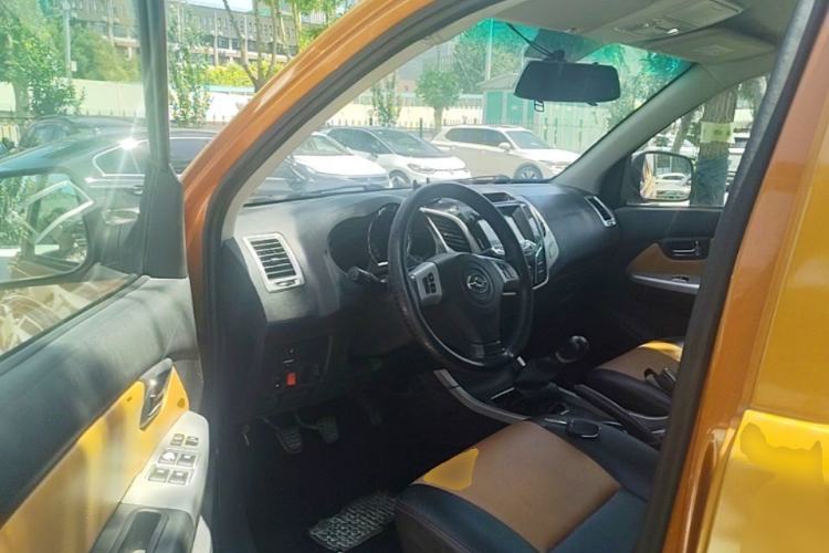 Used Huanghai Jiaolong 2015 2.8T Two-Wheel-Drive Diesel Supreme Edition JE493ZLQ4CB Driver Seat