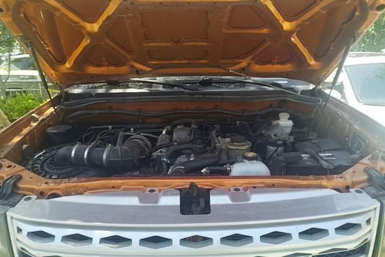 Used Huanghai Jiaolong 2015 2.8T Two-Wheel-Drive Diesel Supreme Edition JE493ZLQ4CB Engine Bay