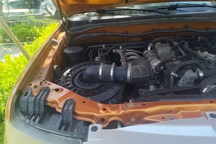 Used Huanghai Jiaolong 2015 2.8T Two-Wheel-Drive Diesel Supreme Edition JE493ZLQ4CB Engine Bay Right