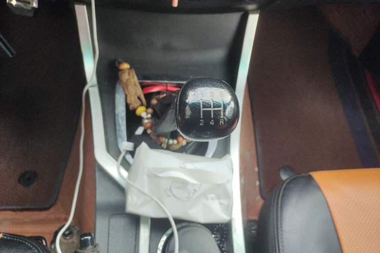 Used Huanghai Jiaolong 2015 2.4L Two-Wheel Drive Gasoline Sport Edition 4G69S4N Gear Lever