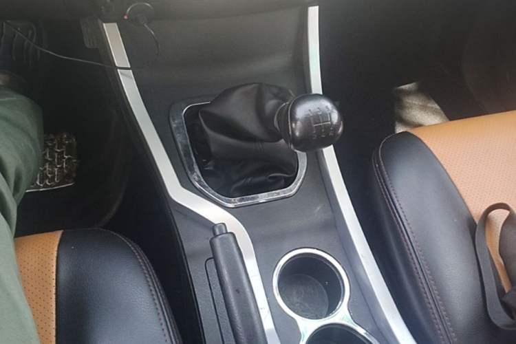 Used Huanghai Jiaolong 2015 2.8T Two-Wheel-Drive Diesel Supreme Edition JE493ZLQ4CB Gear Lever