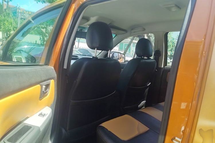 Used Huanghai Jiaolong 2015 2.8T Two-Wheel-Drive Diesel Supreme Edition JE493ZLQ4CB Left Rear Seat
