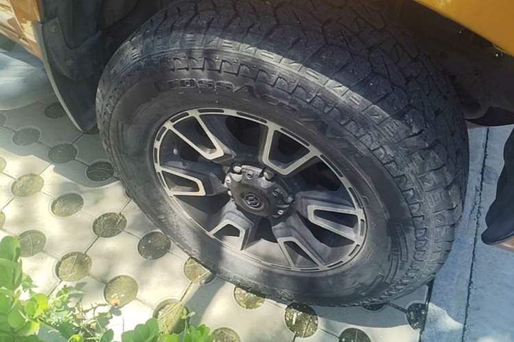 Used Huanghai Jiaolong 2015 2.8T Two-Wheel-Drive Diesel Supreme Edition JE493ZLQ4CB Right Front Wheel Hub