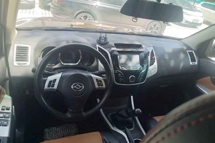 Used Huanghai Jiaolong 2015 2.8T Two-Wheel-Drive Diesel Supreme Edition JE493ZLQ4CB Steering Wheel