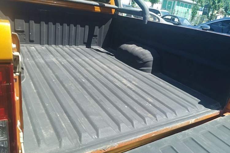 Used Huanghai Jiaolong 2015 2.8T Two-Wheel-Drive Diesel Supreme Edition JE493ZLQ4CB Trunk