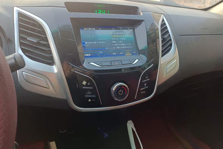 Used Huanghai Jiaolong 2018 2.8T Two-Wheel-Drive Diesel Classic Interior – Classic & Sport Edition Audio And AC Panel