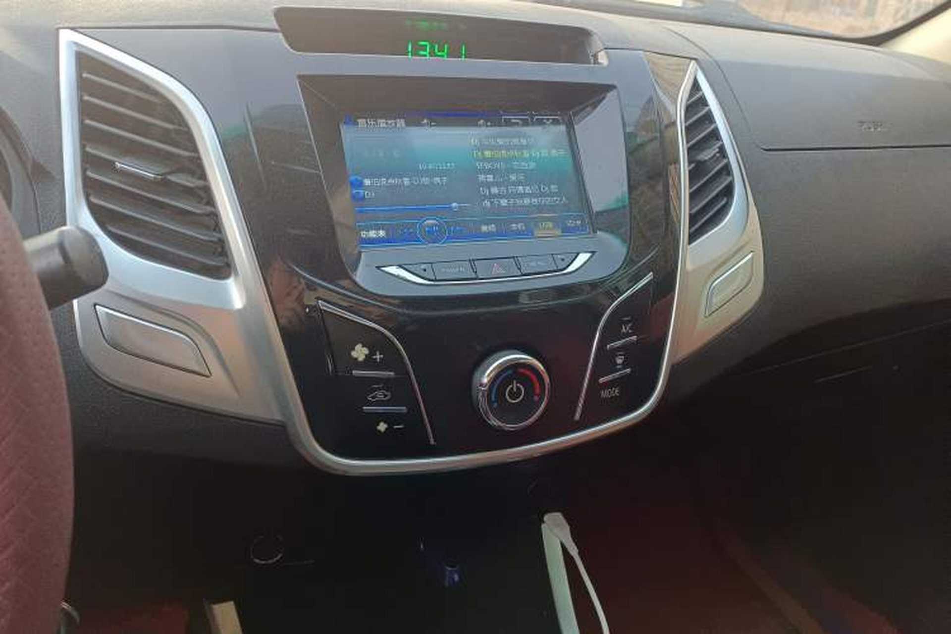 Used Huanghai Jiaolong 2018 2.8T Two-Wheel-Drive Diesel Classic Interior – Classic & Sport Edition Audio And AC Panel