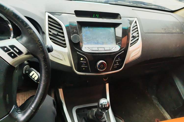 Used Huanghai Jiaolong 2018 2.8T Two-Wheel Drive Diesel Sport Edition Audio And AC Panel