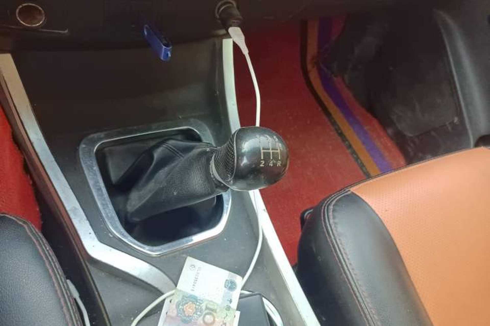 Used Huanghai Jiaolong 2018 2.8T Two-Wheel-Drive Diesel Classic Interior – Classic & Sport Edition Gear Lever