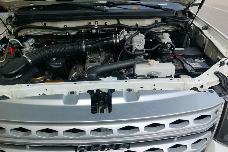 Used Huanghai Jiaolong 2018 2.4L 4x4 Gasoline Classic Interior Sport Edition 4G69S4N Engine Bay