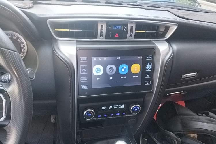Used Huanghai Jiaolong 2020 2.5T N2S Two-Wheel Drive Diesel Sport Edition with Flat Bed China VI Emission Standard JE4D25Q6A Audio And AC Panel