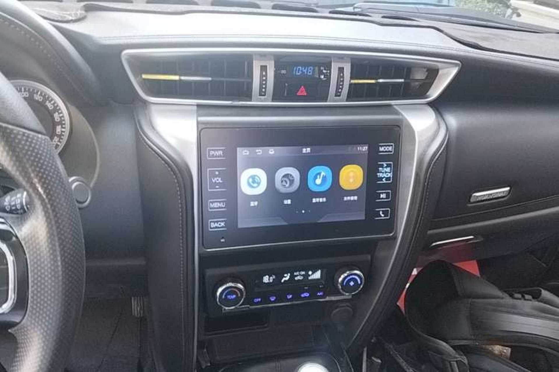 Used Huanghai Jiaolong 2020 2.5T N2S Two-Wheel Drive Diesel Sport Edition with Flat Bed China VI Emission Standard JE4D25Q6A Audio And AC Panel