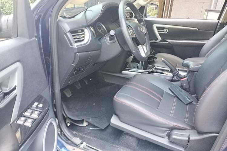 Used Huanghai Jiaolong 2020 2.5T N2S Two-Wheel Drive Diesel Sport Edition with Flat Bed China VI Emission Standard JE4D25Q6A Driver Seat